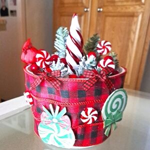 Pretty Christmas decor ( handmade) 4.5" tall 18" around and with a free gift 🎁